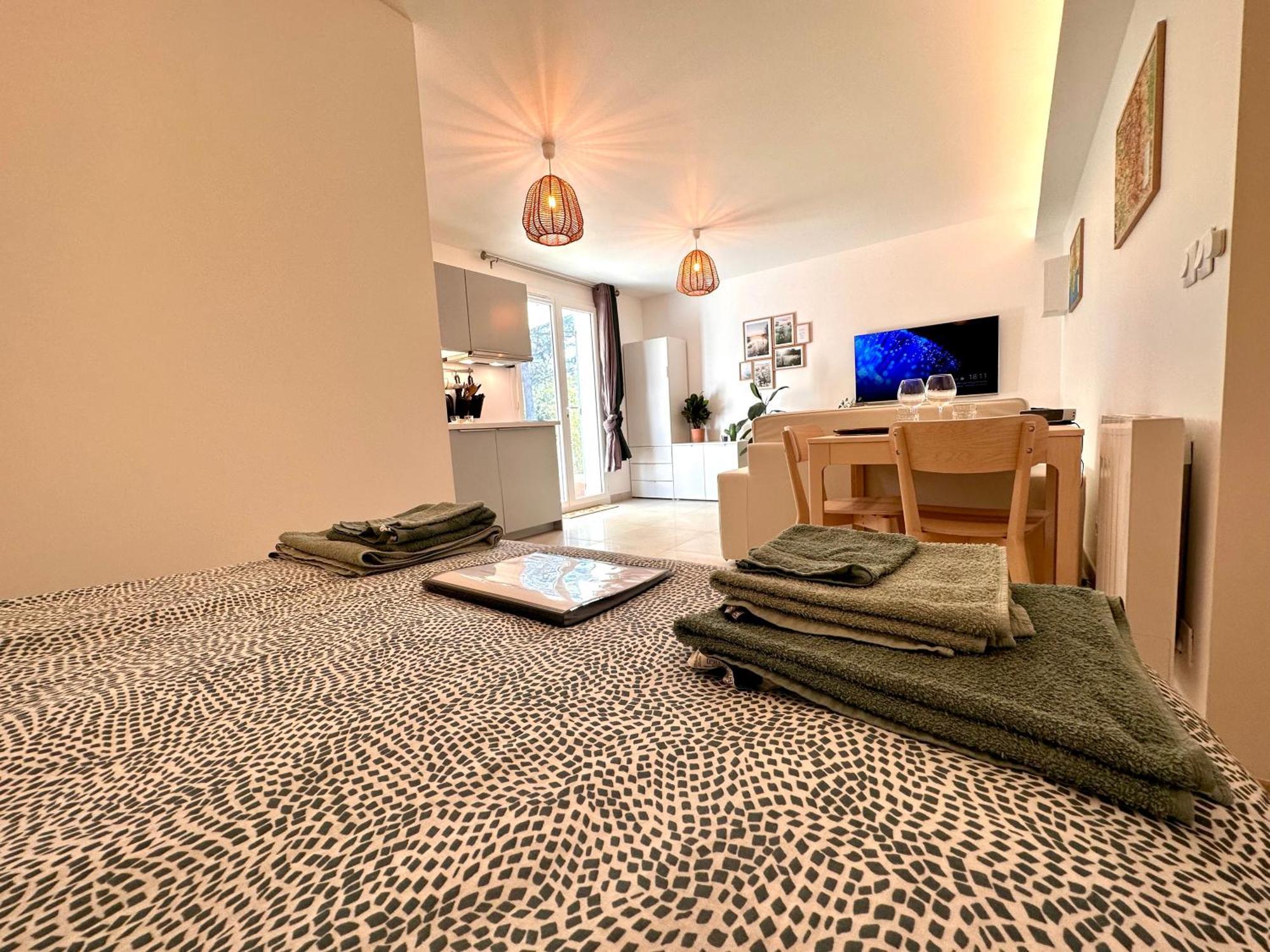Paisible Studio Tout Neuf En Lisiere De Foret Peyrolles-en-Provence ภายนอก รูปภาพ